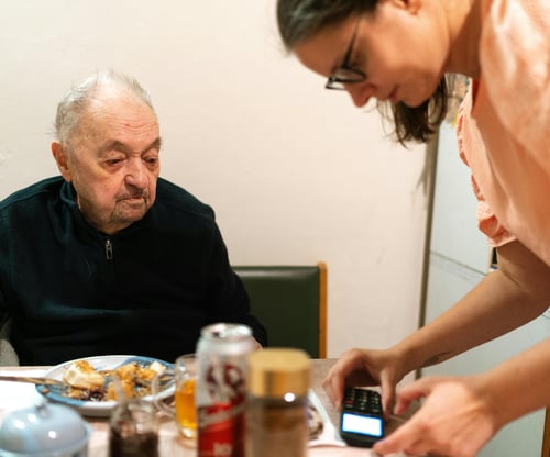 Dochter die vader na haar werk helpt