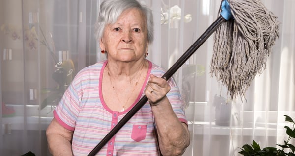 Oudere vrouw met mop