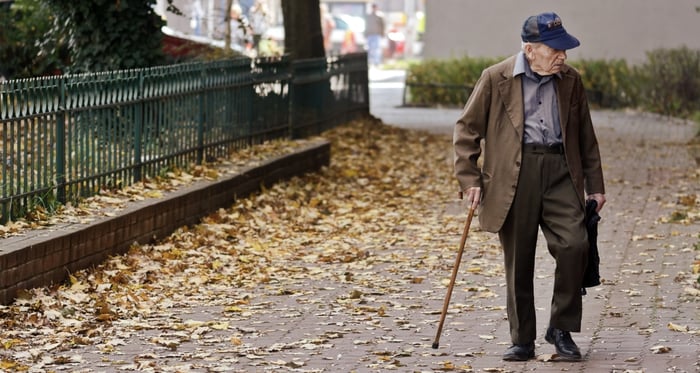 Oudere man die wandelt
