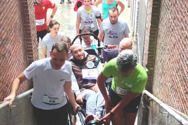 Helpper team draagt Brent de trappen op tijdens Urban Trail