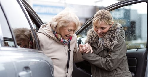 2022q1_opx_website-hub_hlpp_featured-image_vervoer-vrouw-helpt-oudere-uit-wagen