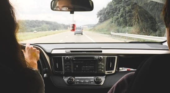 Twee personen in de auto