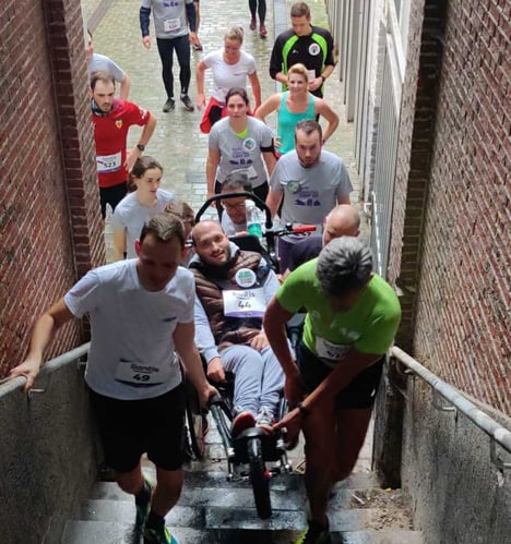 Het Helpper-team met Brent op trappen