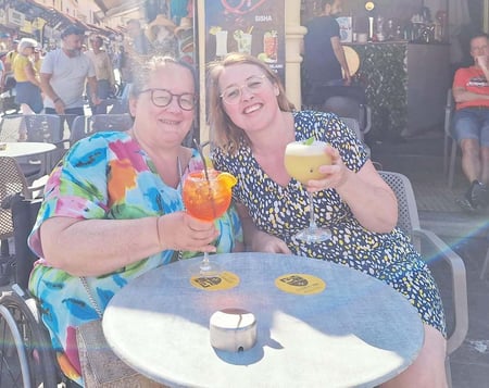 Sylvie en Bianca op terras