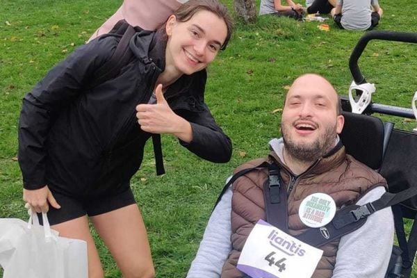 Helpper Lieselot en Brent zijn gelukkig na de finish