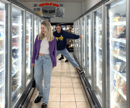 Studenten die flexibel bijverdienen door samen boodschappen te doen voor iemand uit hun buurt.