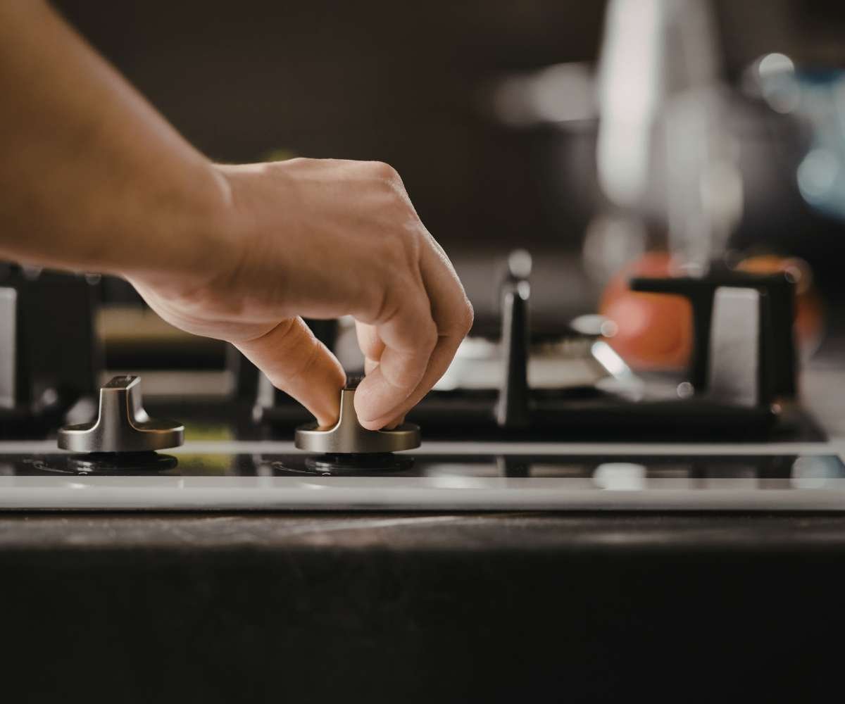 mantelzorger controleert fornuis