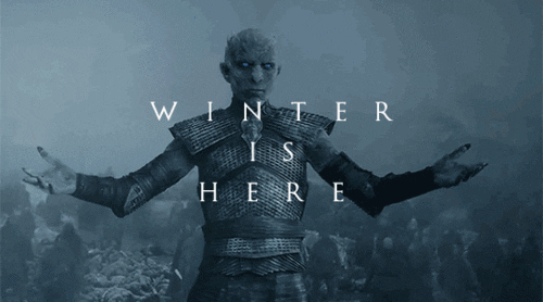 Een white walker van game of thrones staat met zijn armen gespreid met de tekst winter is here