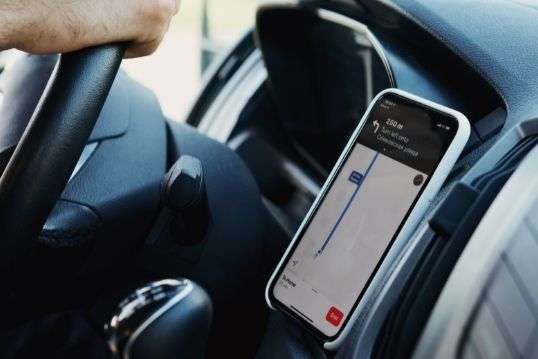 Une personne utilisant son assistant de navigation dans sa voiture.