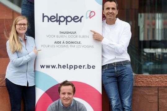 L'équipe de Helpper au MAS avec une affiche de helpper