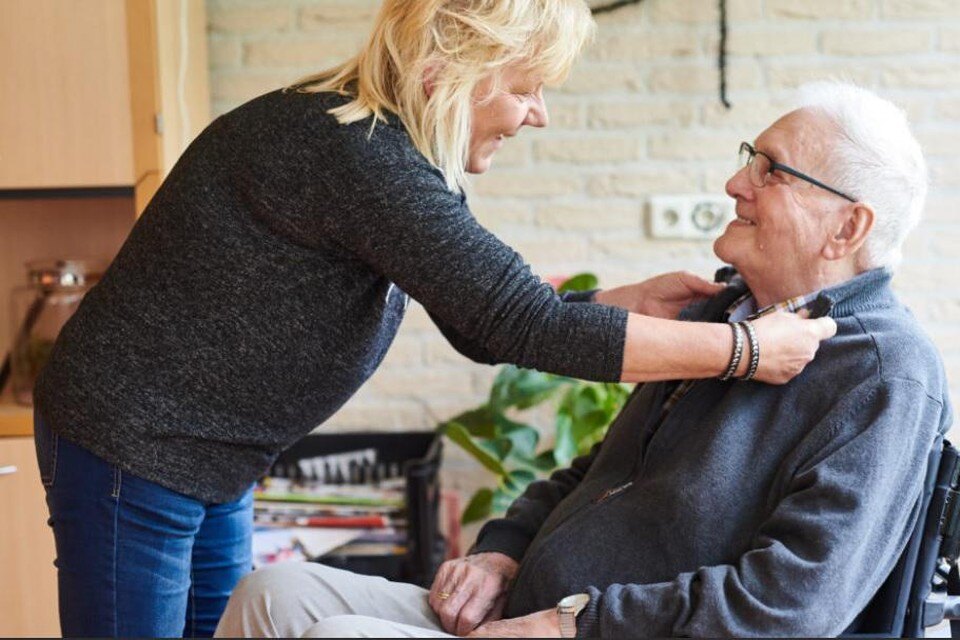 Vrouw helpt partner