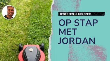 De tuin wordt opgeknapt door medewerker Jordan