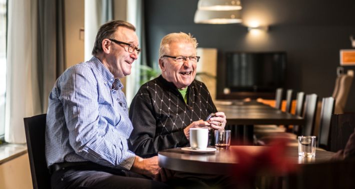 Mantelzorger drinkt een koffie met zijn vader