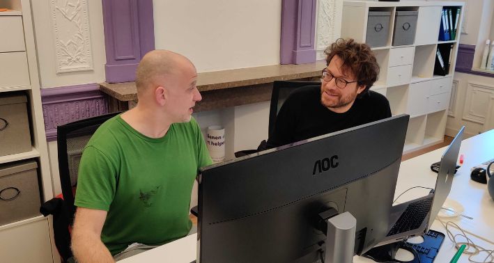 Gie et Jeroen examinent les profils sur la plateforme