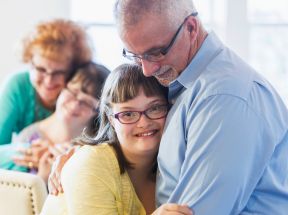 Vader omhelst zijn dochter met downsyndroom