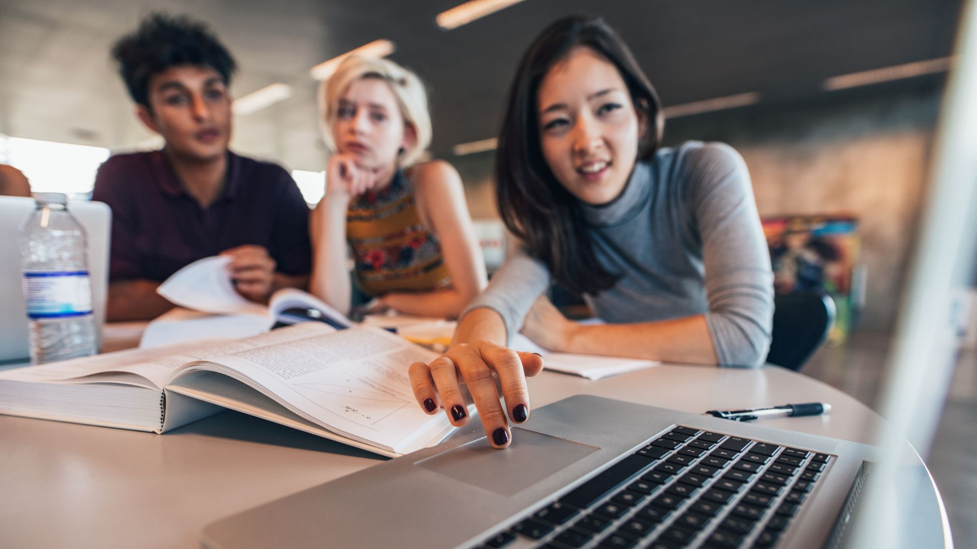 Studenten overleggen over de deeleconomie. 