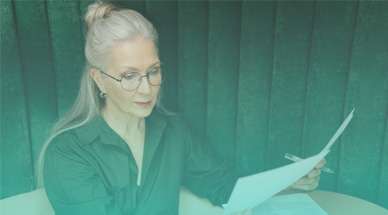 Een vrouw leest de voorwaarden om mantelzorger te zijn